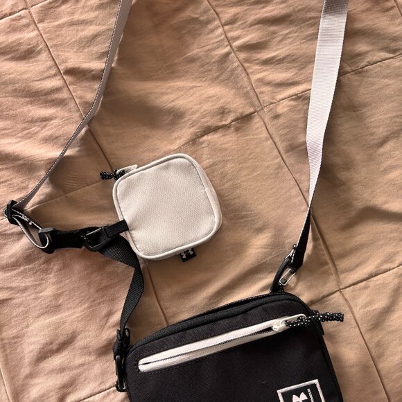 Small Under Armour Crossbody Bag Black - Picture 1 of 3